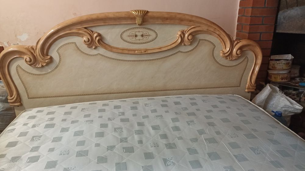 Итальянская двухспальная кровать с ортопедическим матрасом зима-лето