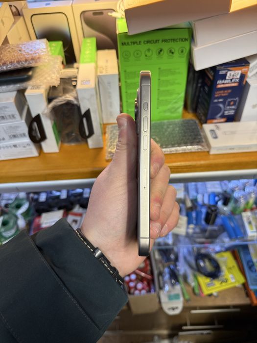 Продам Iphone 15 Pro 256 GB Natural Titan 90%