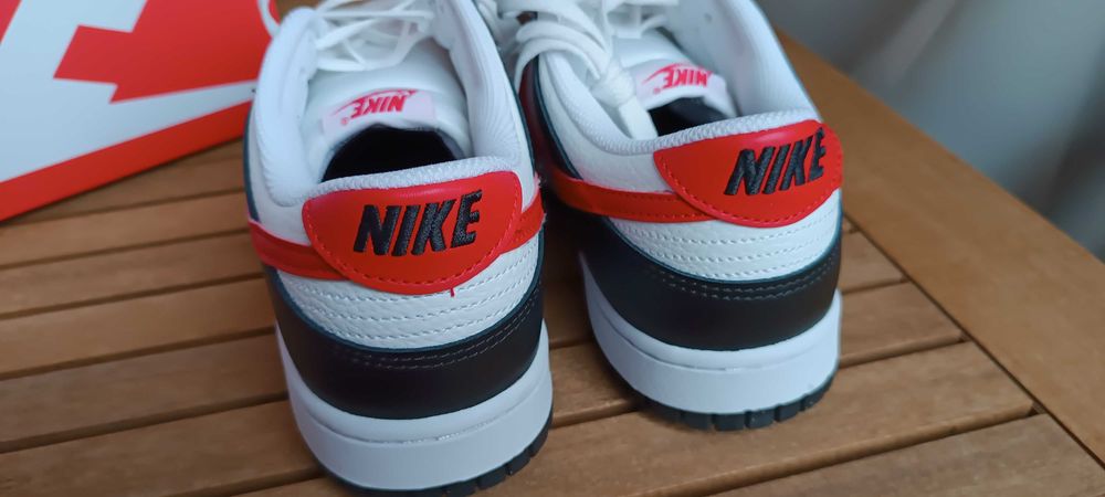 (r. 44,5- 28,5 cm) Nike Dunk Low Retro Red Swoosh Panda FB3354,-001