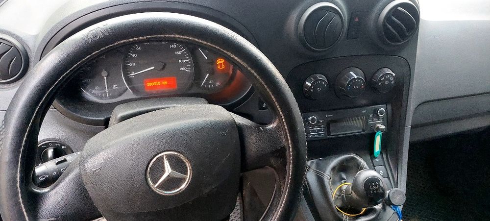 Автомобіль мерседес сітан