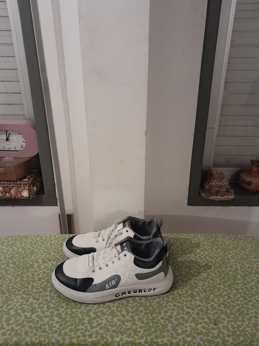 Vendo Sapatilhas de Senhora muito bonitas como novas