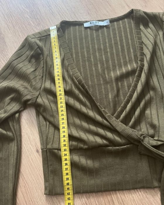 NA-KD bluzka khaki zielona kopertowa wiązana prążek prążkowana basic