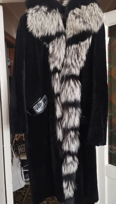 Шуба стриженный мутон с чернобуркой.