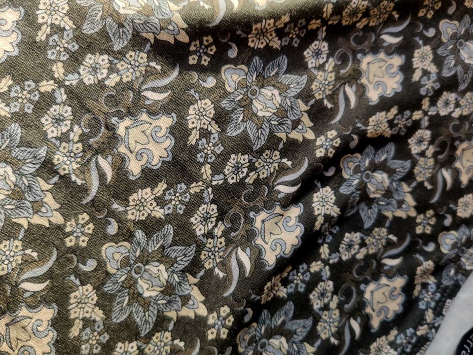 Szara obcisła sukienka mini w kwiatki