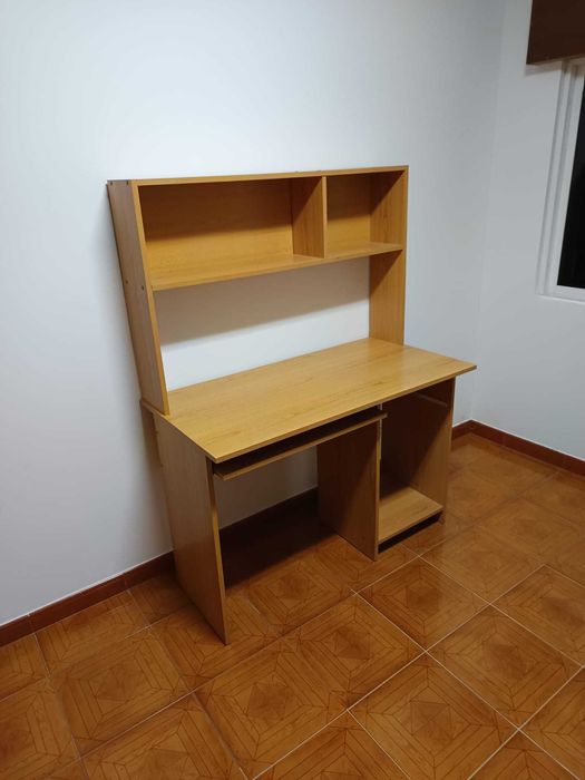 Secretária com Estante Integrada – Excelente Estado