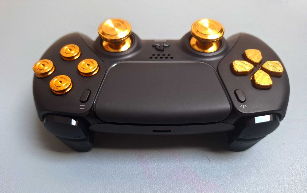 Comando PS5 Preto com Kit ExtremeRate Dourado