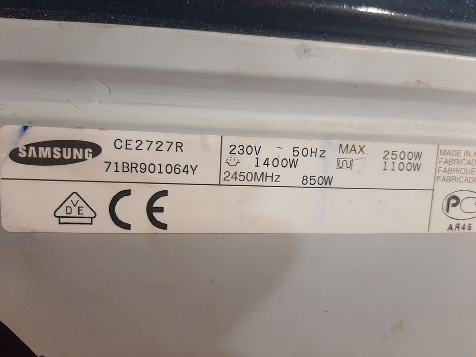 Мікрохвильовка з грилем Samsung  CE2727R. В доброму робочому охайному стані.Зручна в користуванні.всі функції працюють бездоганно!