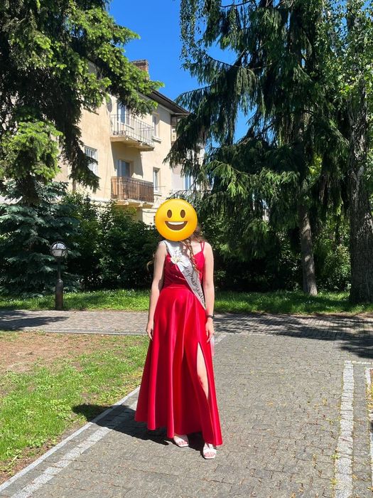 Випускна червона сукня