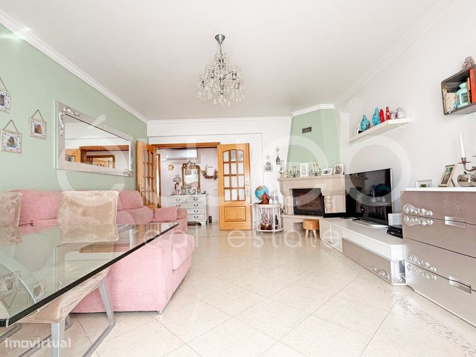 Apartamento T2 com arrecadação para venda na Quinta do Conde