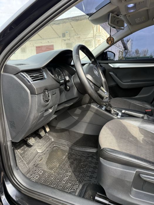 Шкода  октавія A7 2013року,1.6дизель,обслужена,2 ключа,2 комплекти дисків та гуми