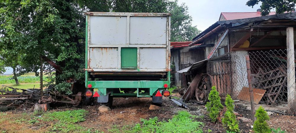 Przyczepa jedno osiowa samowyladowcza