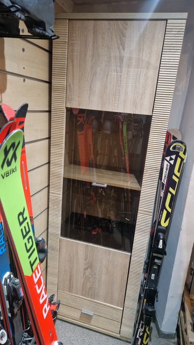 używana szafka z dolną szufladą i z częściowo oszklonymi drzwiami