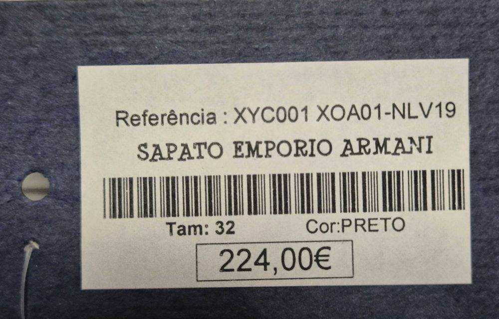 Sapatos Emporio Armani modelo XYC001 nº 32 pretos