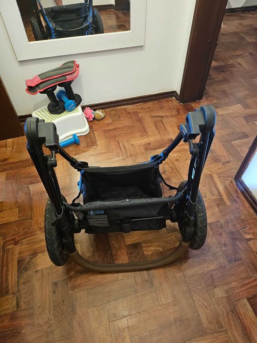Carrinho de bebé semi-novo
