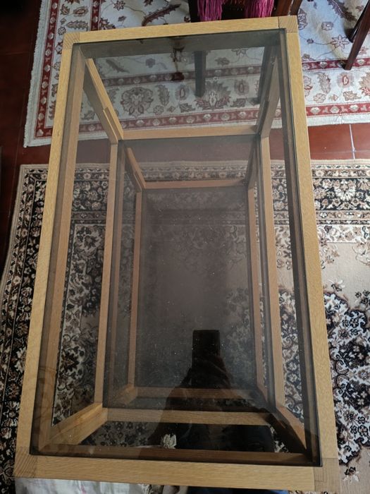 Mesa com 3 prateleiras de vidro