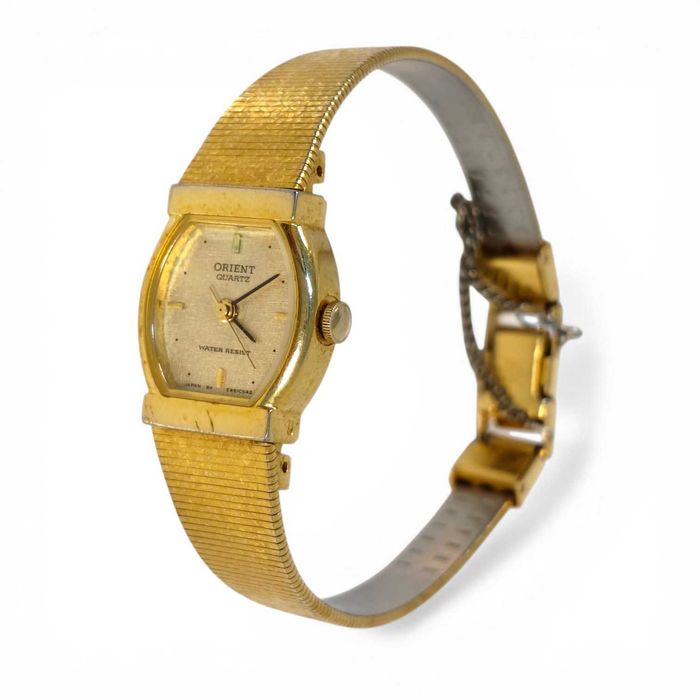 Relógio de pulso de senhora, Orient, caixa em metal dourado, bracelete em malha de metálica integrada em dourado. Movimento a quartz a funcionar