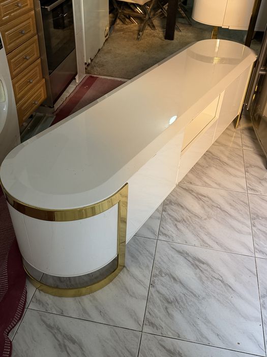 movel branco com detalhes em dourado
