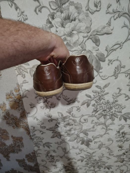 Продам кроссовки Adidas  в хорошем состоянии недорого кожаные  47 разм