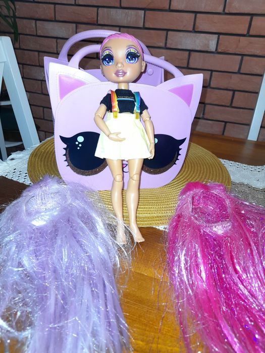 Lalka +2 peruki i torebka gumowa.