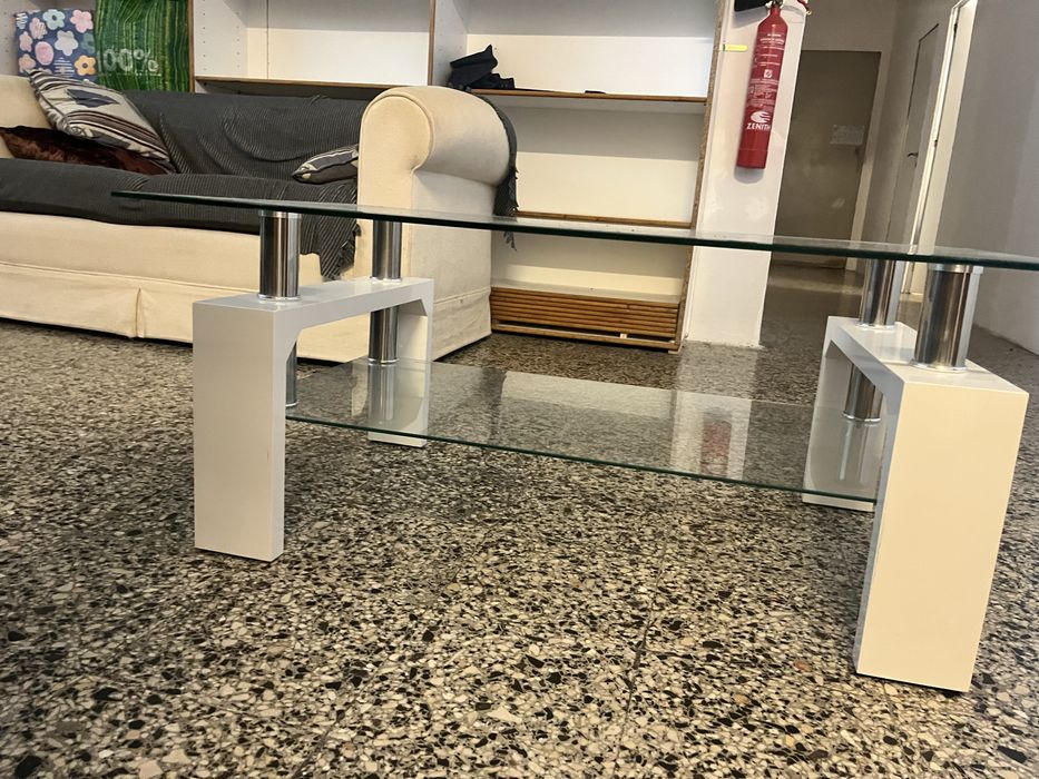Mesa de branco e vidro