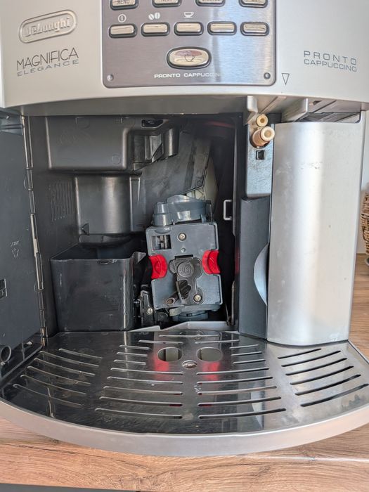 Кавоварка Кавомашина, кофемашина DeLonghi Magnifica Elegance