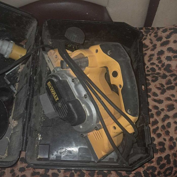 Электрический рубанок DeWALT