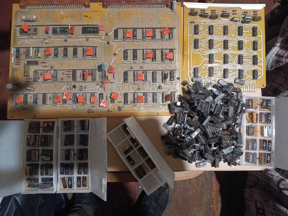 Продам старі запчастини від телевізорів