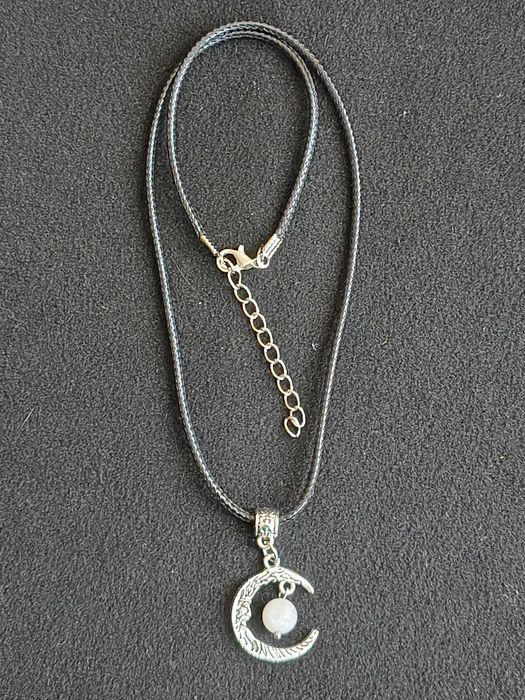 Кулон з місячного каменю