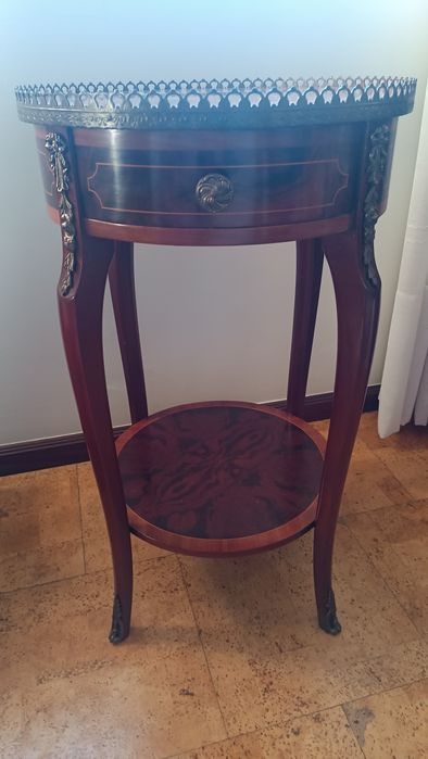 Mesa de centro ou de apoio estilo D. João V