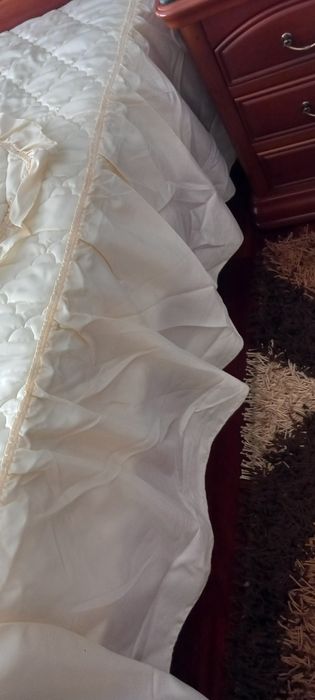 Colcha Acetinada com Fronhas  Nova  ( Portes incluídos)