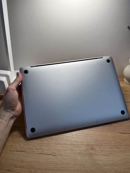 MacBook Pro 16 2019 8-Core i9 32GB RAM 512GB Radeon 4Gb