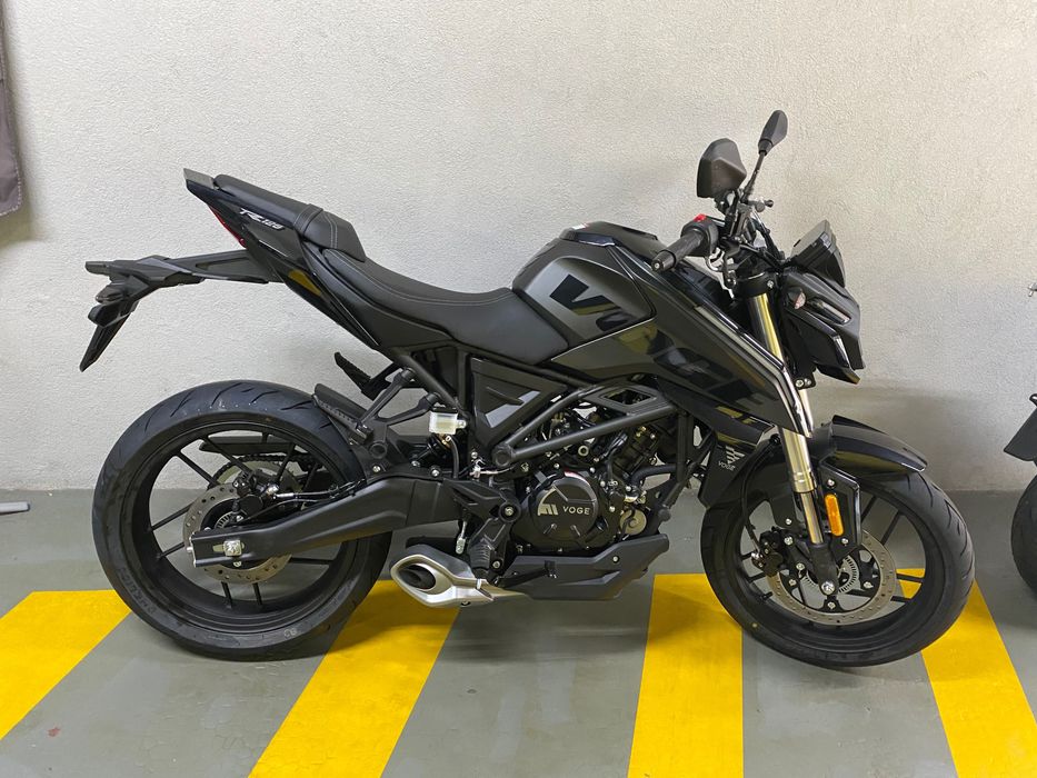 Mota voge 125 R como nova, com capacete, casaco e luvas