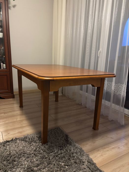 Komplet stół + 8 krzeseł + witryna