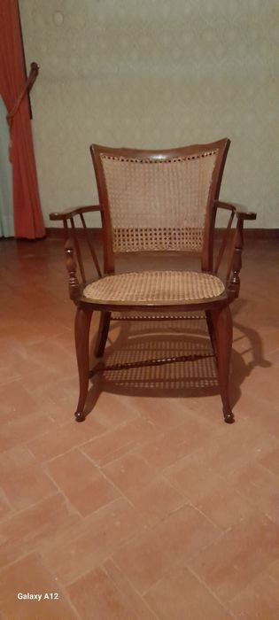 Cadeiras com braços de palhinha