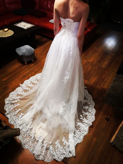 Suknia ślubna biała koronkowa z trenem koronka tył dłuższy gorset.
