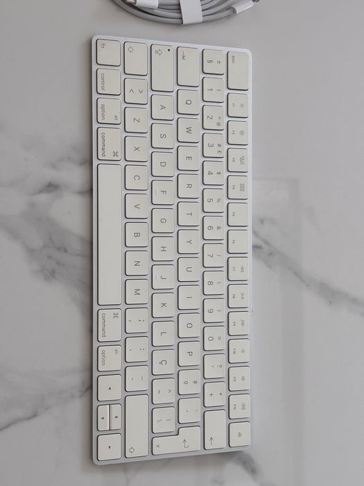 Apple Magic Keyboard & Magic Mouse