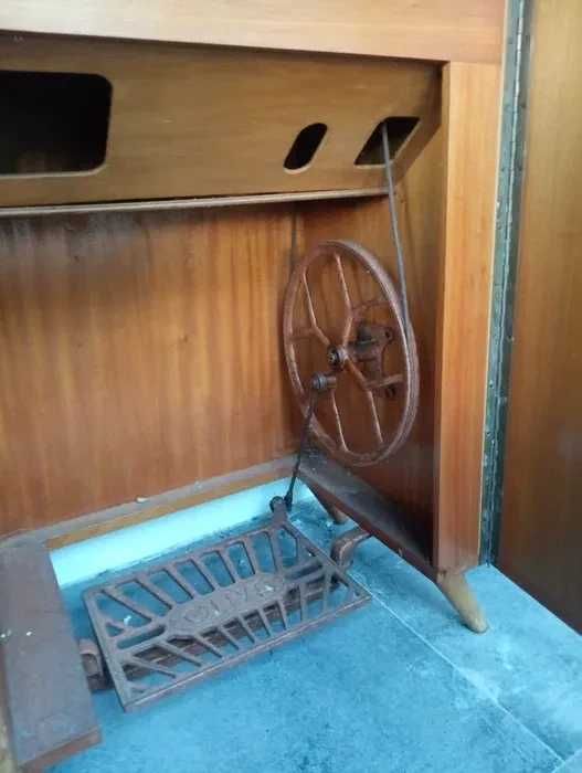 Maquina de costura Oliva CL 50 - Com move l- A trabalhar	... em muito bom estado*