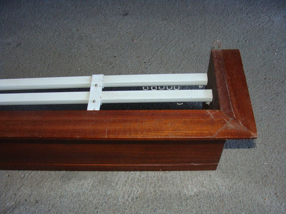 Sanefas em Madeira Escura para Cortinados - 4 unidades - cada 10 euros