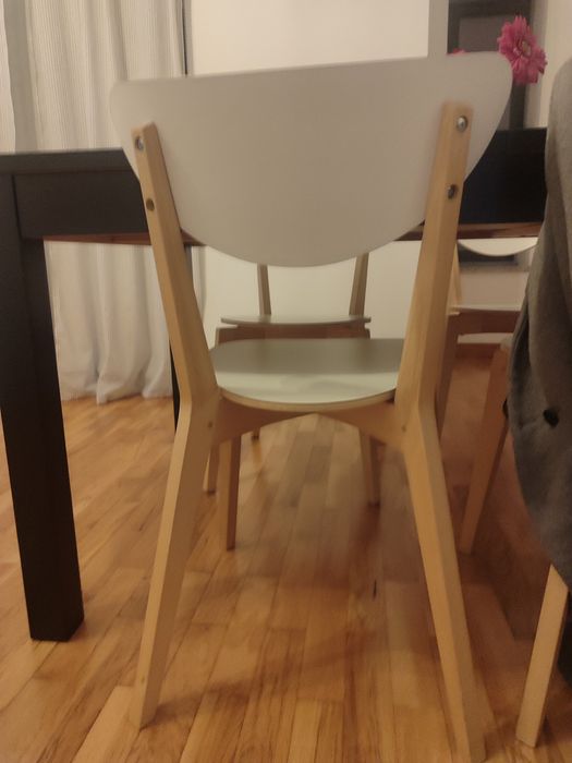 Vendo mesa e cadeiras