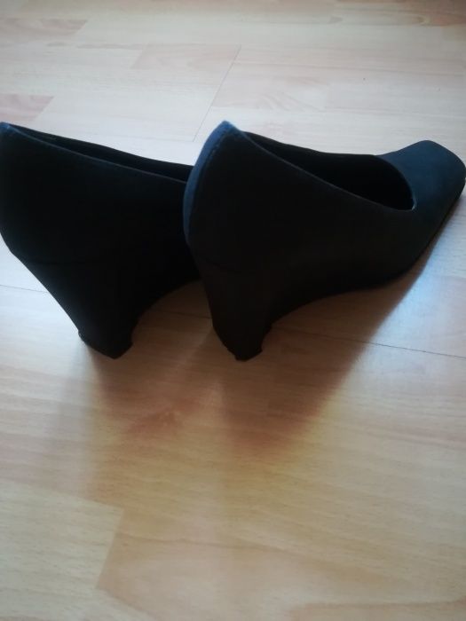 Buty damskie na koturnie