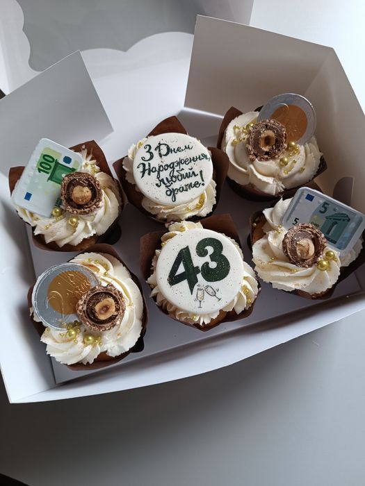 Капкейки, пряники-топеры на торт,пряники для макаронс