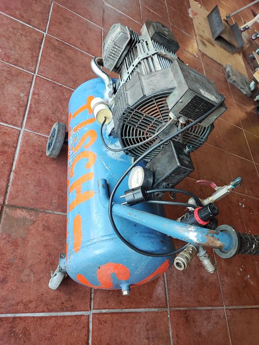 Vendo compressor de cabeça dupla 50 litros ofereço mangueira de ar