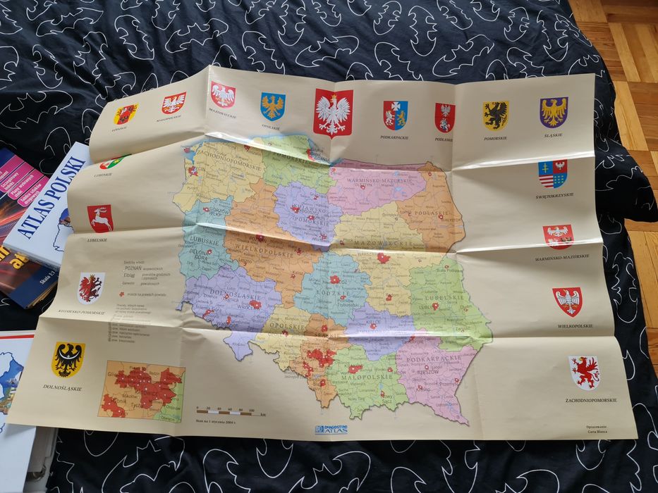 Dwa kompletne skoroszyty z Atlasem Polski oraz mapa europy