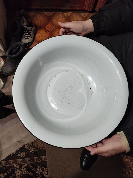 Продам миску  емальовану!