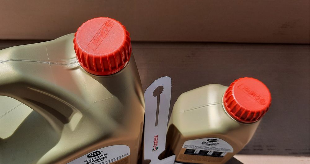 Olej Castrol EDGE 5W-30 LL 6L (5L+1L) + zawieszka serwisowa Castrol PL