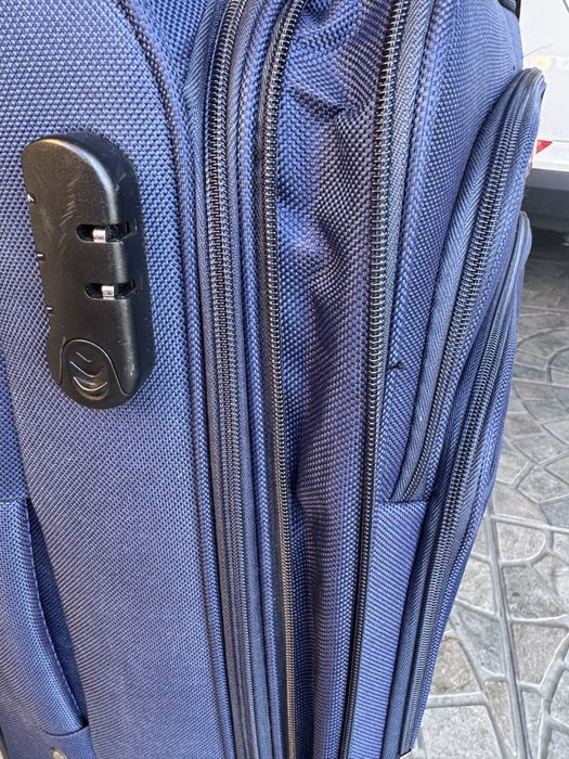 Walizka granatowa na kółkach Suitcase