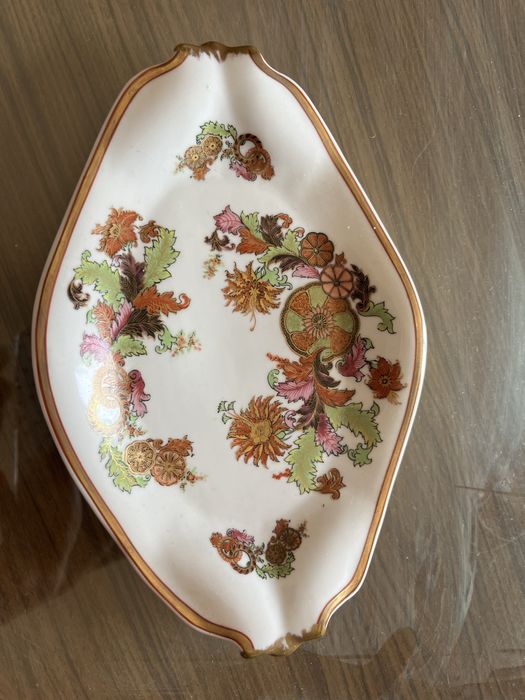 Terrina pequena trabalhada