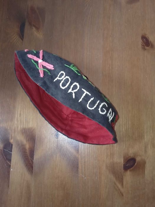 Barrete tipico com motivos portugueses