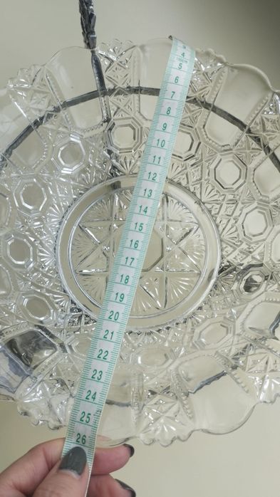 Fruteira muito antiga, com taça em vidro e suporte todo trabalhado. Em