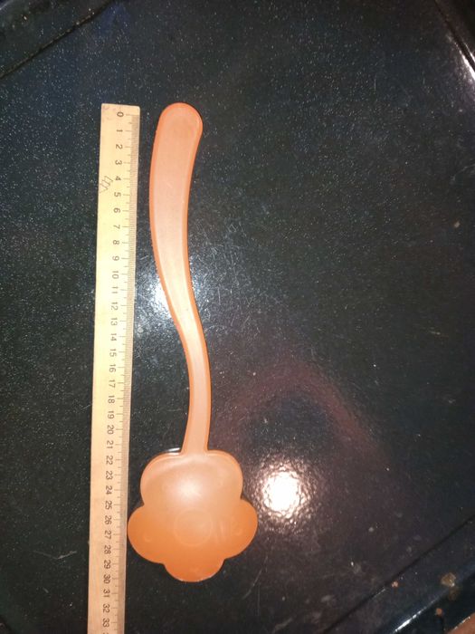 Игрушечный черпак в форме цветка.